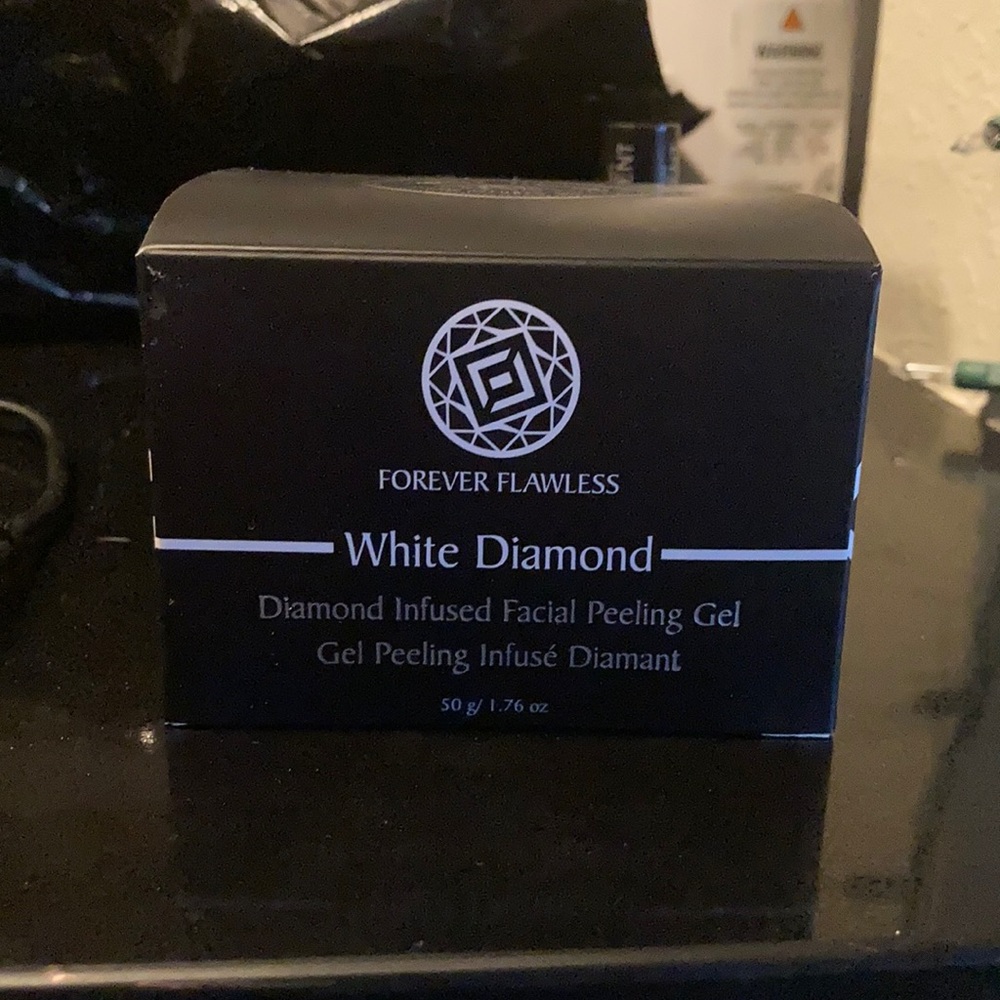 Forever Flawless White Diamond Diamond Infused Facial Peeling Gel